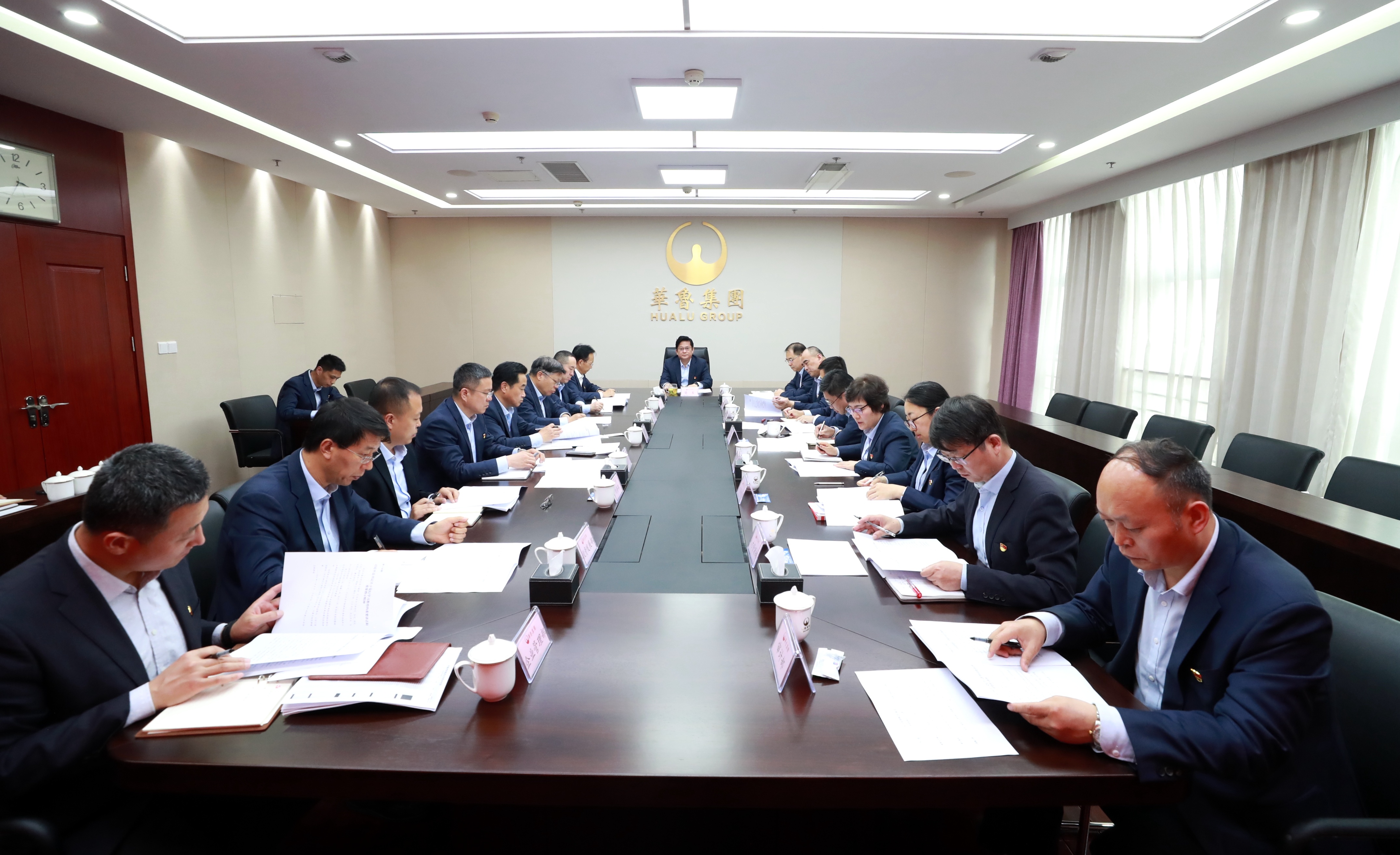 華魯集團(tuán)召開(kāi)黨委專題會(huì)議暨 黨的建設(shè)工作領(lǐng)導(dǎo)小組會(huì)議.jpg