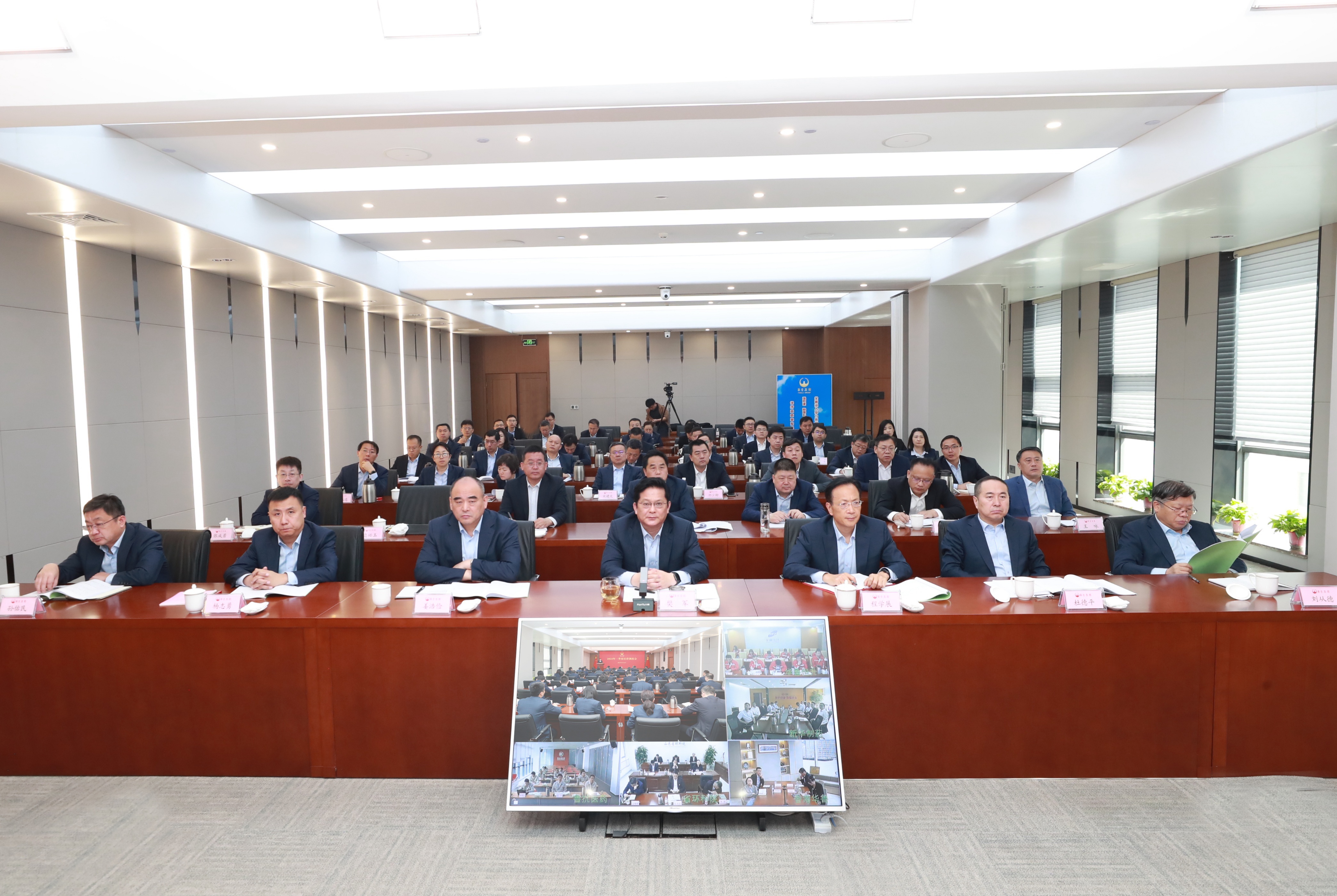 奮戰(zhàn)二季度 確保“雙過半”“雙增長” ——華魯集團(tuán)召開2024年一季度經(jīng)營調(diào)度會(huì)-2.jpg