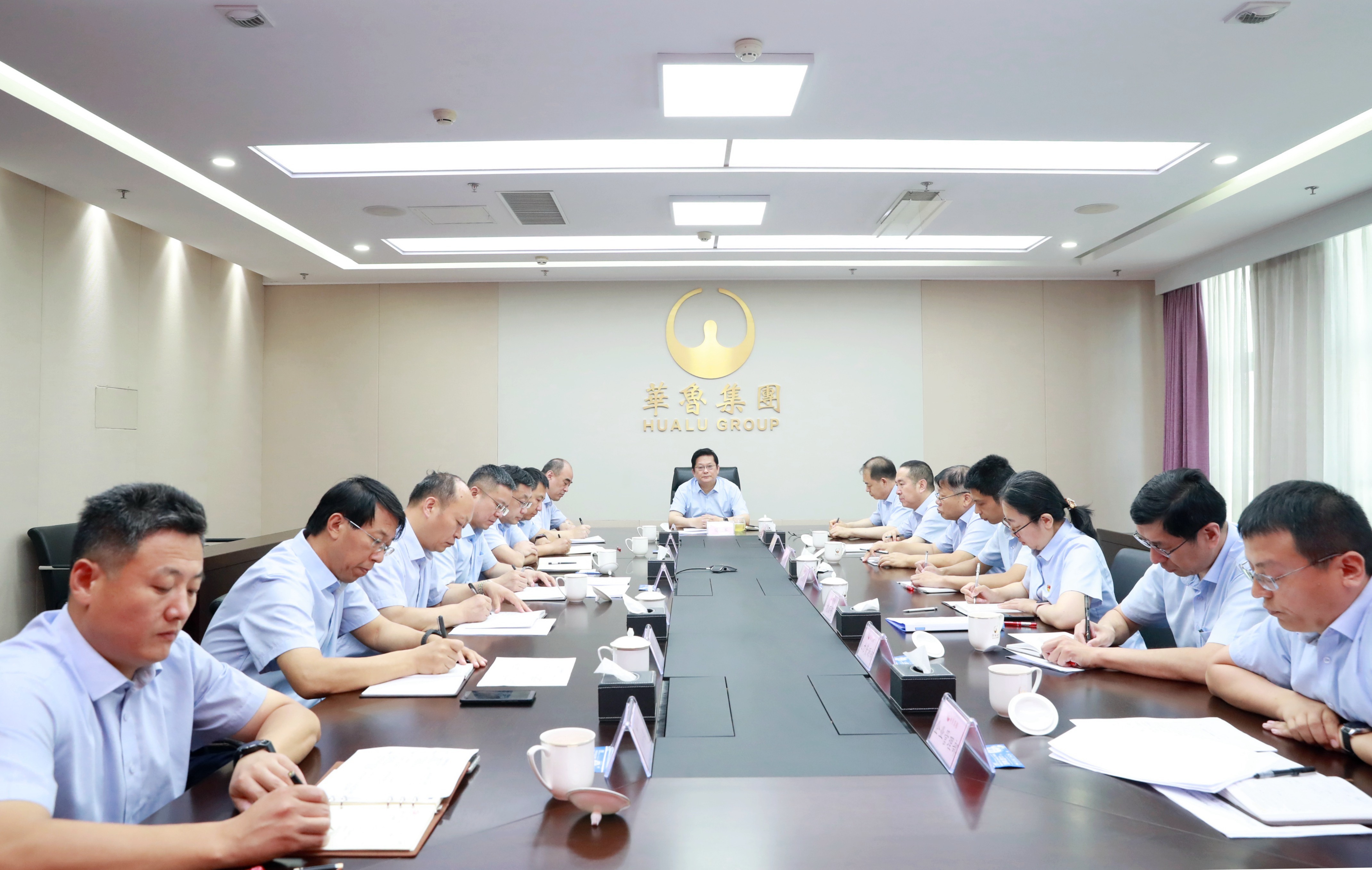 扎實(shí)推進(jìn)高質(zhì)量發(fā)展 踏上高原再攀高峰 華魯集團(tuán)黨委理論學(xué)習(xí)中心組開展集體學(xué)習(xí)-2.jpg