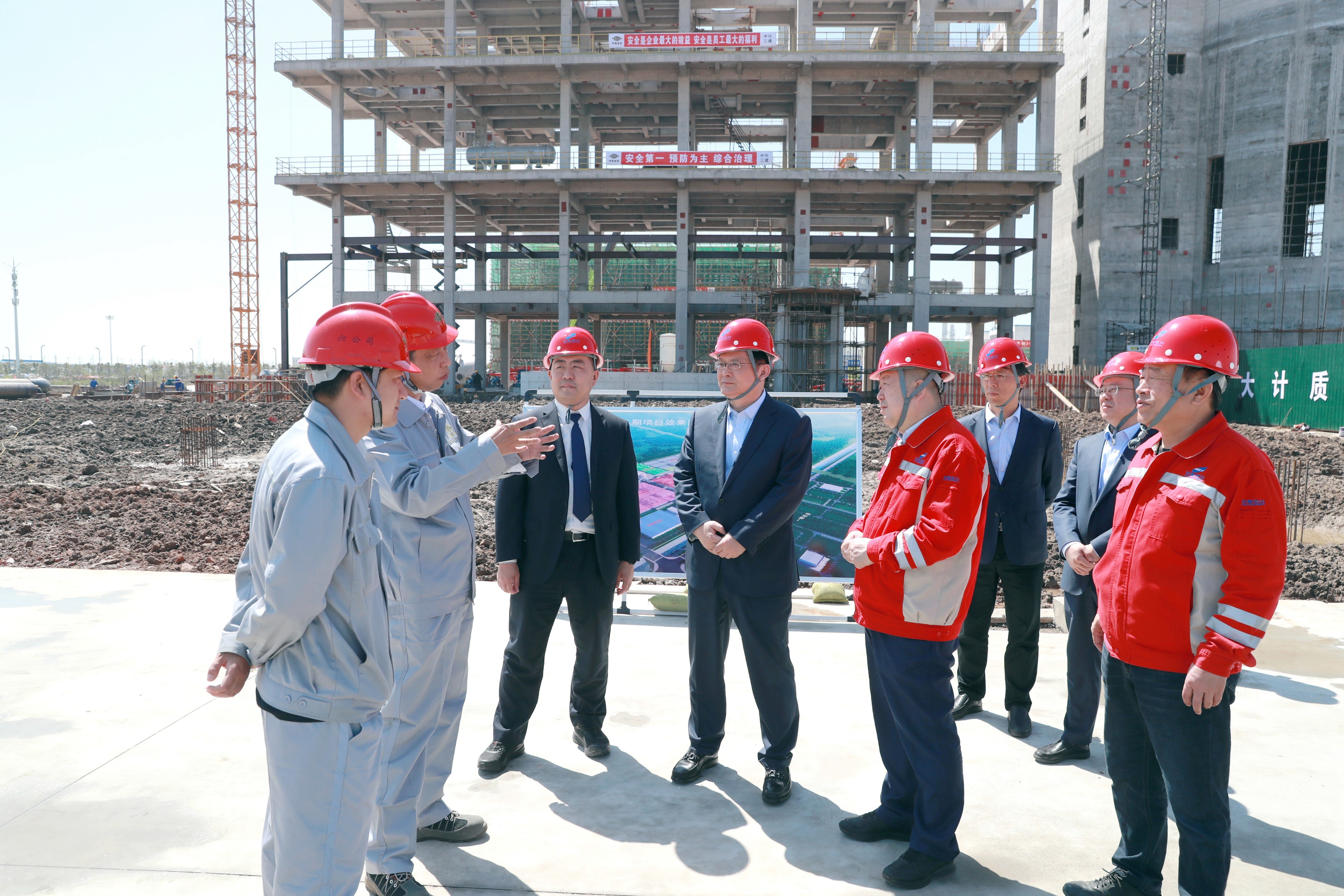 樊軍對華魯恒升高質(zhì)量發(fā)展提出新要求： 乘勢而上加力提速 踏上高原再攀高峰-4.jpg