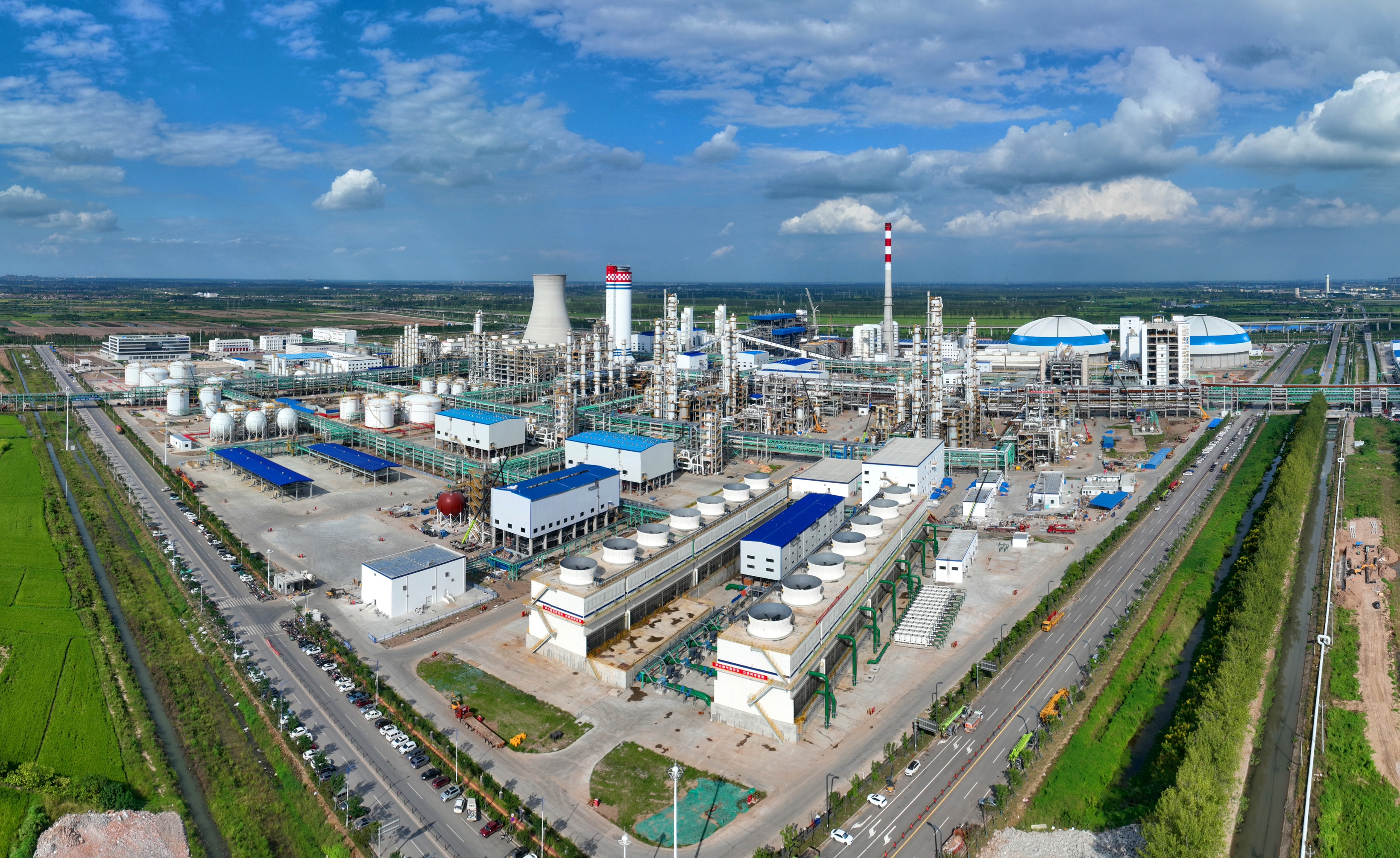 華魯集團(tuán)化工板塊向著高端化、綠色化、智能化發(fā)展.jpg